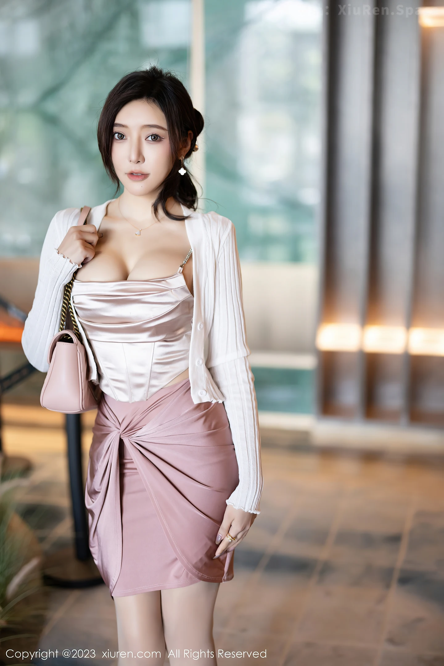 图片[2]-[XiuRen秀人网]VOL.7640 女神王馨瑶yanni粉色连衣短裙+黑色情趣服秀完美身材诱惑写真88P-秀人网官方网站